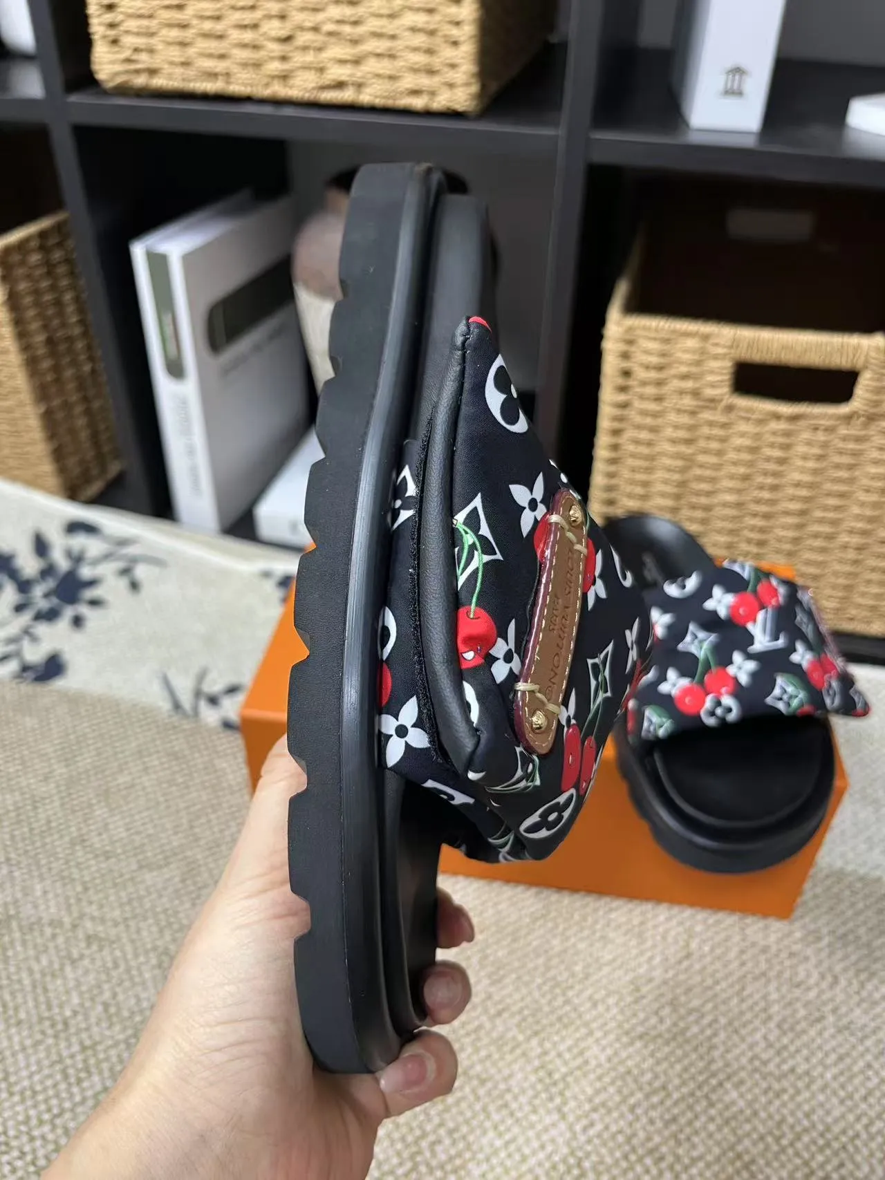 P340 yuan LV Louis Vuitton Full of high-end feel! A popular model among bloggers at home and abroad, it’s retro and fashionable, and looks stunning on your feet! Mainly recommended model on the official website★ ━━━━━ ЅᏇєєt ━━━━━ ▪️Upper: original calfskin ➕5D printing process ▪️Inner: imported mixed sheepskin ▪️Outsole: original molded foam outsole ▪️Size: Female 35-40 Men's 39-44 (women's 41 men's 45)